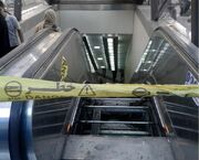 قطع دست بچه ۹ ساله در پله برقی ناایمن مترو تهران/ یک مسئول: مقصر کودک است!