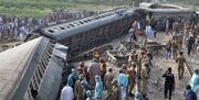 خروج قطار مسافری از ریل در پاکستان/ 30 کشته و 100 مجروح