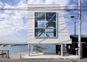 عجیب‌ترین خانۀ ساحلی دنیا در ژاپن؛ خانه‌ای که پنجره است!