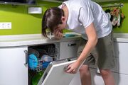 6 علت بوی بد ماشین ظرفشویی + راه حل