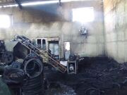 مهار آتش سوزی کارگاه بازیافت لاستیک در جاده باسمنج