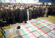 رهبر انقلاب بر پیکر رئیس‌جمهور و همراهانش نماز اقامه کردند