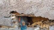 یک خانم بعد از ۴ روز گیر کردن بین ۲ دیوار در بم نجات یافت