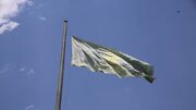 اهتزاز پرچم متبرک به نام امام رضا (ع) در یادمان شهدای ۱۵ خرداد