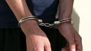دستبند پلیس بر دستان عامل سنگ پرانی در گرگان