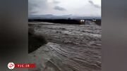 سیلاب در جاده منتهی به روستای علی آباد نیزار قم+فیلم