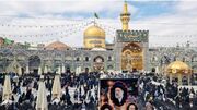 گوشه‌هایی از حال و هوای حرم امام رضا (ع) صبح روز مراسم تشییع رئیس جمهور شهید + فیلم