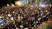 هزاران معترض صهیونیست مقابل خانه نتانیاهو تجمع کردند
هزاران معترض صهیونیست مقابل خانه نتانیاهو تجمع کردند