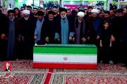 اقامه نماز بر پیکر رهبر شهید توسط فرزند ارشد ایشان
