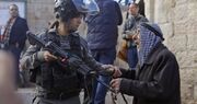 انتشار عکس تحقیرآمیز یک جوان فلسطینی توسط زنان نظامی اسرائیل