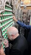 تصویری از اشک ریختن قالیباف در کنار ضریح امام حسین (ع)