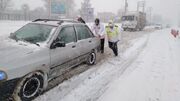 نجات مسافران ۱۵ خودروی گرفتار در بهمن در جاده چالوس