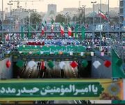 ۱۰ کیلومتر گام در مسیر ولایت با تصاویر رهبر شهید / جمعیت غدیر بار دیگر حماسه آفرید+ عکس و فیلم