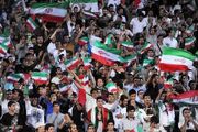 حضور هواداران ایرانی با تصویر رهبر شهید در ورزشگاه+عکس و فیلم