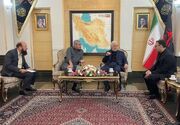 استقبال مومنی از وزیر کشور پاکستان هنگام ورود به تهران