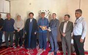 حضور رئیس دانشگاه آزاد ممسنی در منزل دانشجوی شهید رضا شفیعی و تجلیل از خانواده وی