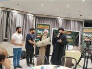 فعالان اربعین از جهان در کربلا گرد هم آمدند/ اهدای تکه فرش حرم رضوی به فعالان اربعینی جهان