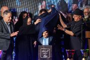 تندیس اکبر عبدی در چهلمین شب فقدانش رونمایی شد/ بزرگداشت بازیگری که هنوز زنده است