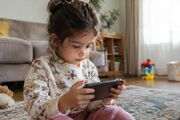 آرام کردن کودک با تبلت و موبایل چه ارتباطی با رشد مهارت‌های ذهنی او دارد؟