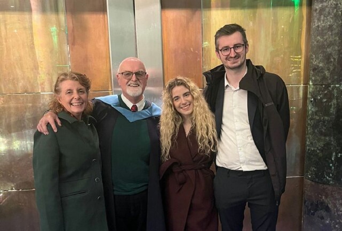 فارغ‌التحصیلی هم‌زمان پدر ۷۰ ساله و دخترش از دانشگاه انگلیسی