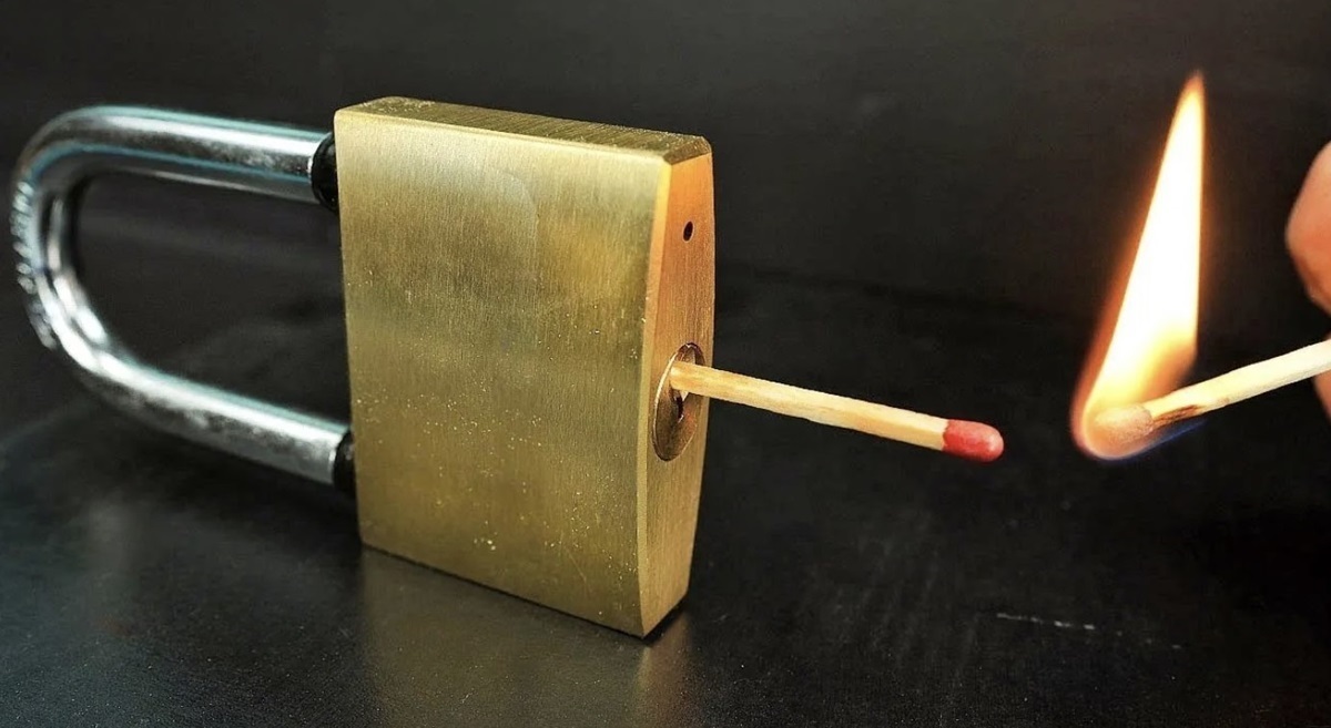 نحوه بازکردن قفل بدون کلید با چوب کبریت (فیلم)