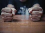 خشم فروخورده چیست، چگونه آن را آزاد کنیم؟ + راهنمای علمی مدیریت خشم سرکوب‌شده