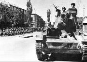 امرای ارتش ایران در حال قدم زدن با وزیرمختار انگلیس و فرمانده سپاه متفقین در تهران (عکس)