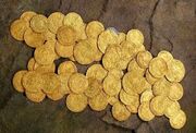 کشف سکّه‌های ۵۰۰ ساله از باغچۀ حیاطی در انگلستان (+ عکس)