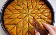 طرز تهیه یک باقلوای اصیل با خمیر یوفکا (فیلم)