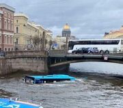 سقوط یک اتوبوس با ۲۰ مسافر به داخل رودخانه در روسیه