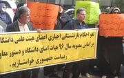برای گذران زندگی طلا و چرخ خیاطی فروختیم