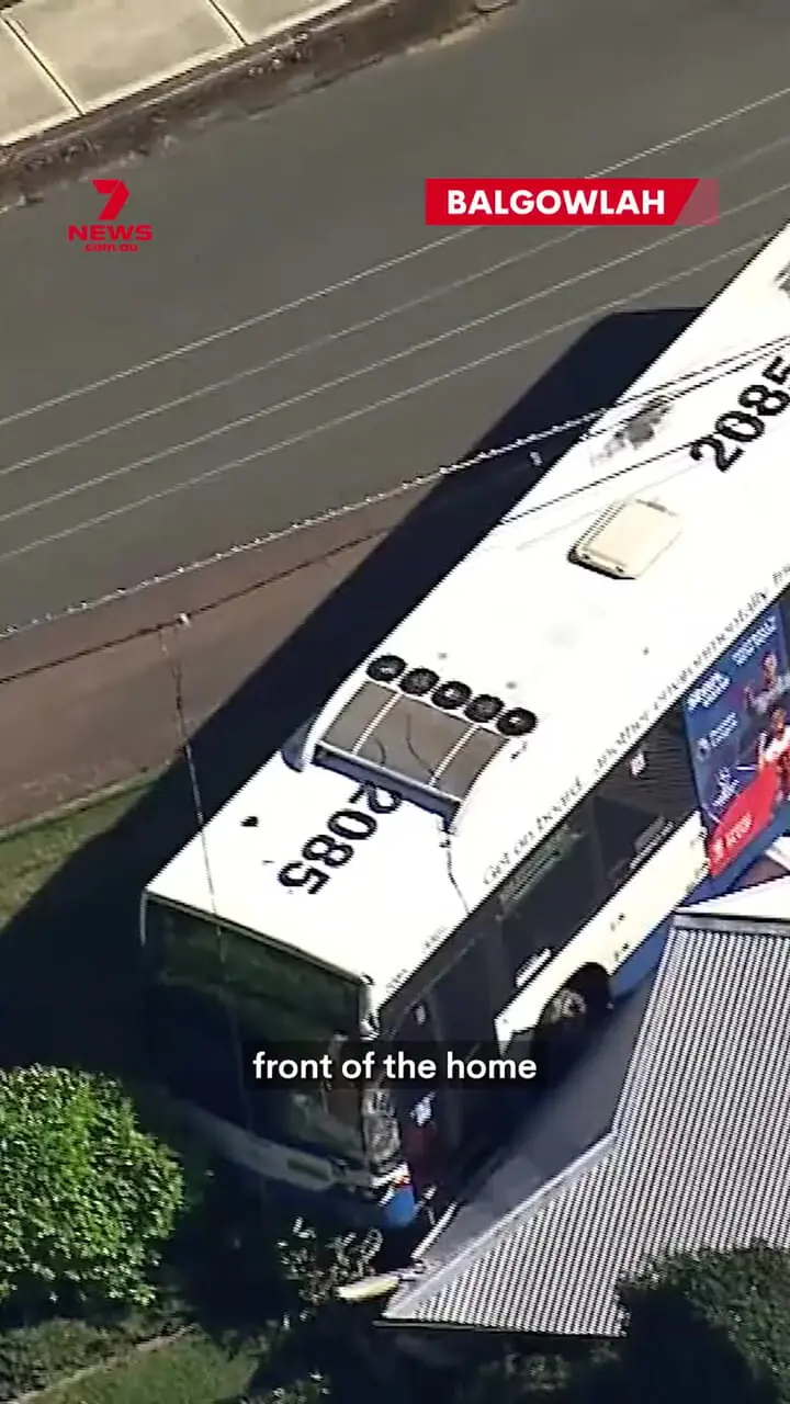 تصادف شدید اتوبوس با خانهای در بالگولا