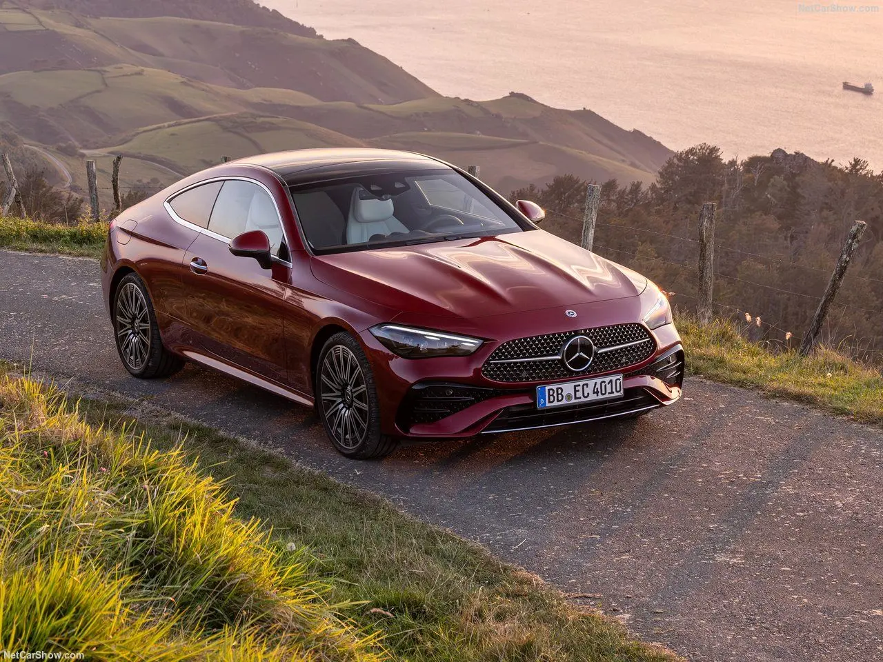 چند روزی‌ست که یک بنز کوپه در خیابان‌های تهران دلبری می‌کند