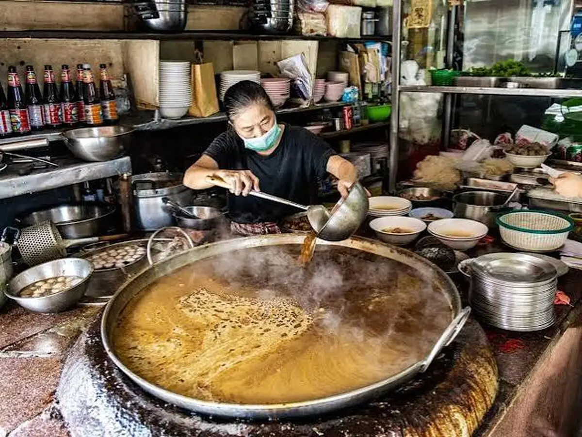 سوپی که ۵۰ سال است روی اجاق مانده؛ میراث عجیب خانواده‌ای در تایلند