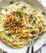 طرز تهیه اسپاگتی با سس ماست و دانه کاج