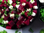چگونه سالاد چغندر خوش‌رنگ و مقوی درست کنیم؟