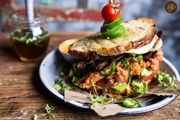 طرز تهیه ساندویچ مرغ با طعم رب انار و گردو
