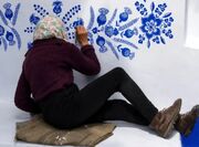 پیرزن ۹۰ ساله، روستایش را به گالری هنری تبدیل کرد