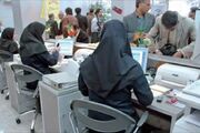 تصویر عجیب از دو کارمند زن در حال پاک کردن سبزی در اداره!
