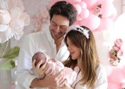 اولین قاب 3 نفره آقای بازیگر مشهور بعد از زایمان همسرش