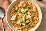 سوپ نودل مرغ؛ سبک و سریع برای کاهش وزن