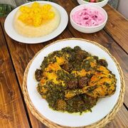 خورشت مرغ و گشنیز؛ ساده، خوشمزه و کم‌هزینه
