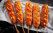 کورن‌داگ خانگی؛ فست‌فودی خوشمزه برای یک شام فوری