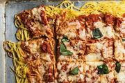 طرز پخت پیتزا ماکارانی؛ یک ترکیب هیجان‌انگیز