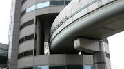 این بزرگراه ژاپنی از وسط یک ساختمان ۱۶ طبقه عبور می‌کند؛ داستان عجیب Gate Tower اوساکا