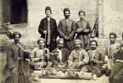 یاغی نوجوان دوره قاجار در غل و زنجیر