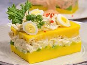 دستور پخت کائوسا؛ پیش‌غذایی مجلسی با سیب‌زمینی و مرغ