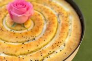 طرز تهیه کیک پنیری حلزونی؛ کیک وانیلی با روکش پنیری
