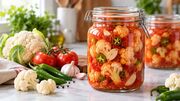 طرز تهیه ترشی گل‌کلم با آب گوجه؛ خوش‌رنگ و ترد