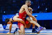 رحمان برنز گرفت و دست آقا مهدی را بوسید